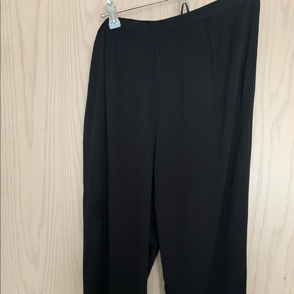 Bb Dakota black Kane Ruffle Bottom Cropped Pants size 10 Almost new condition - Picture 7 of 9